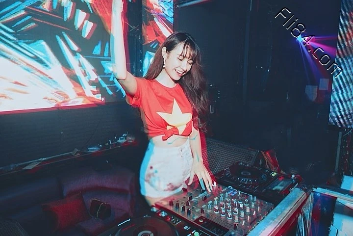 爆乳越南DJ“Jenny”福利无限放送 “饱满奶球”随时要把衣服炸开！