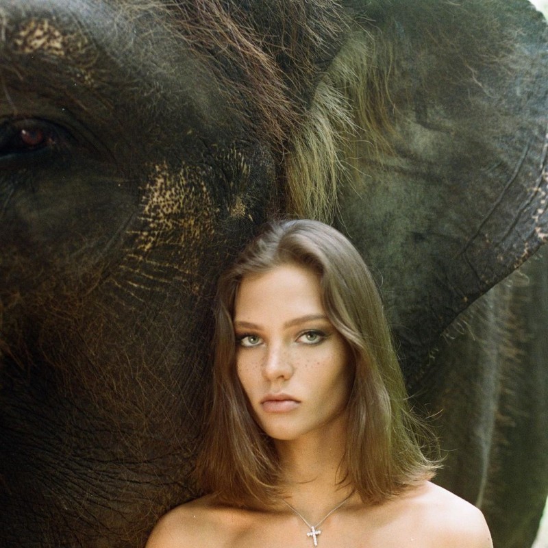 【6upoker】美女全裸骑大象惹议？名模《Alesya Kafelnikova》表示爱自然是天性！