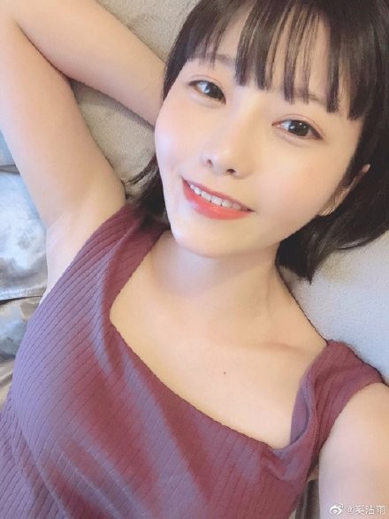 白坂有以MIDE-792 女生电车上被痴汉撩起长裙