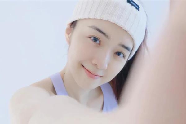 【6upoker】斗鱼余霜直播变脸斗鱼余霜直播变脸,管泽元穿冰丝短裤入镜,网友:不...