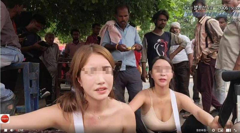 【6upoker】2女直播主「火辣穿搭遊印度」　才直播秒遭男路人包圍