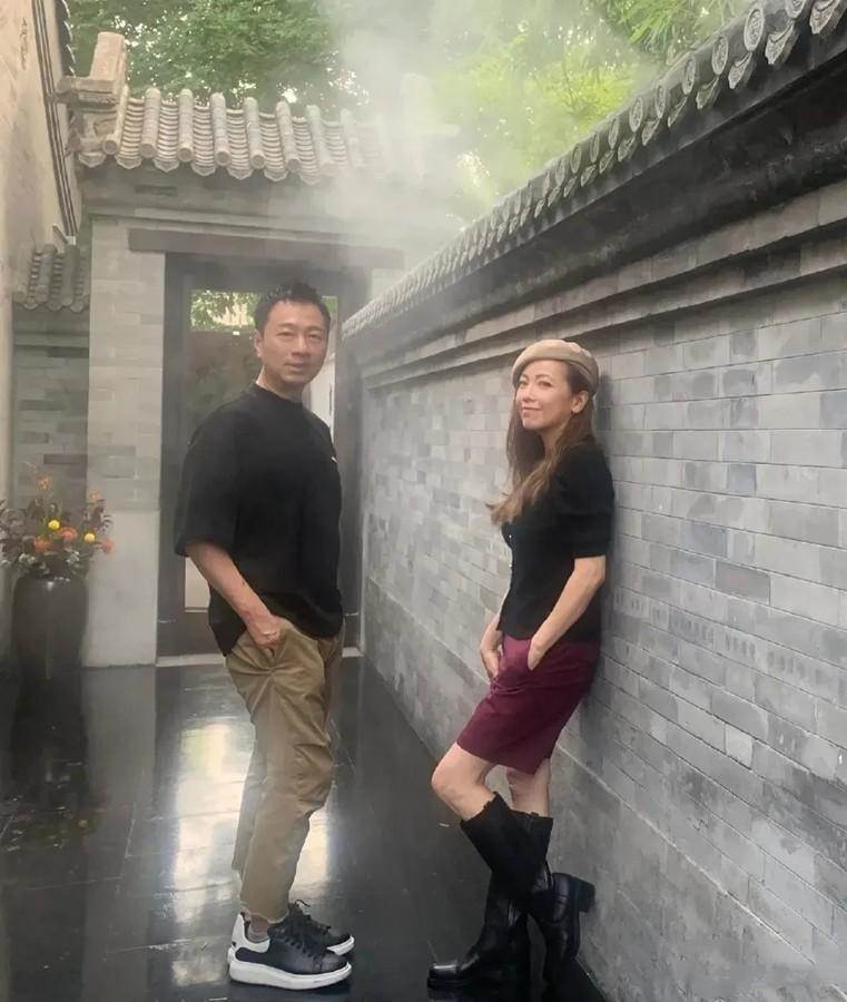 鄧萃雯黎耀祥結伴出游，她短褲56歲還有少女腿，黎耀祥還像大學生，還是當年的樣子