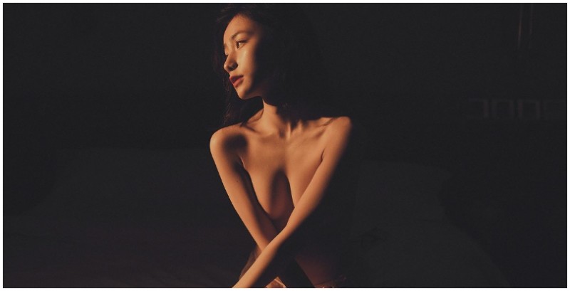 【6upoker】突破黑暗的裸體寫真！強國攝影師「黑卡露」用一支燈就拍出絕美胴體曲線的神祕感