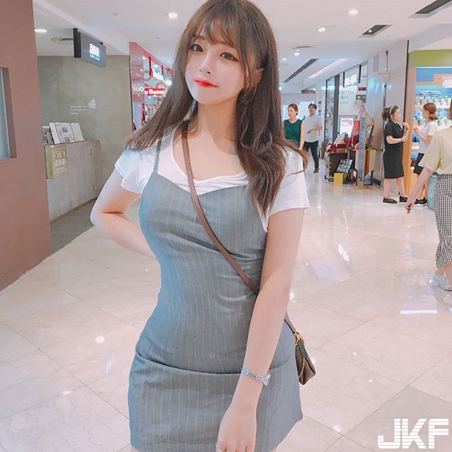 【6upoker】發育超好的學生妹！擠爆制服釦子＋超緊繃短裙，制服下的長輩形狀好明顯啊！