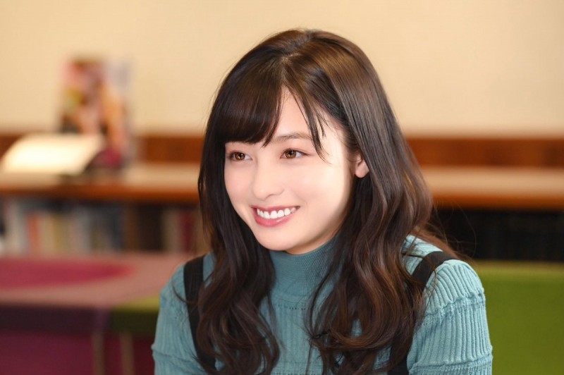 橋本環奈「側臉美出新境界」劇照超強助攻　《一頁之戀》收視狂飆甩票房毒藥