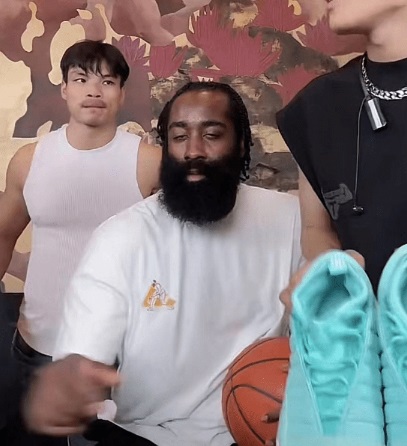 大发体育-顶流合体!哈登做客小杨哥直播间,大发助力你的致富之路!