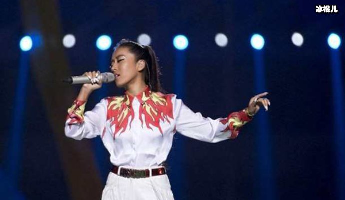 【6upoker】徐佳莹在《歌手当打之年》舞台上演唱歌曲《言不由衷》，感动众人