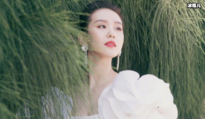 刘诗诗再现经典红裙造型，与好莱坞女星合影却惨遭网友质疑