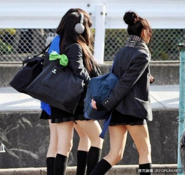 【6upoker】日本電車奇景之一！女高中生居然當眾露底褲…太羞惹