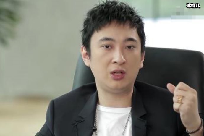 【6upoker】口味变了？王思聪身边出现“无眉女”