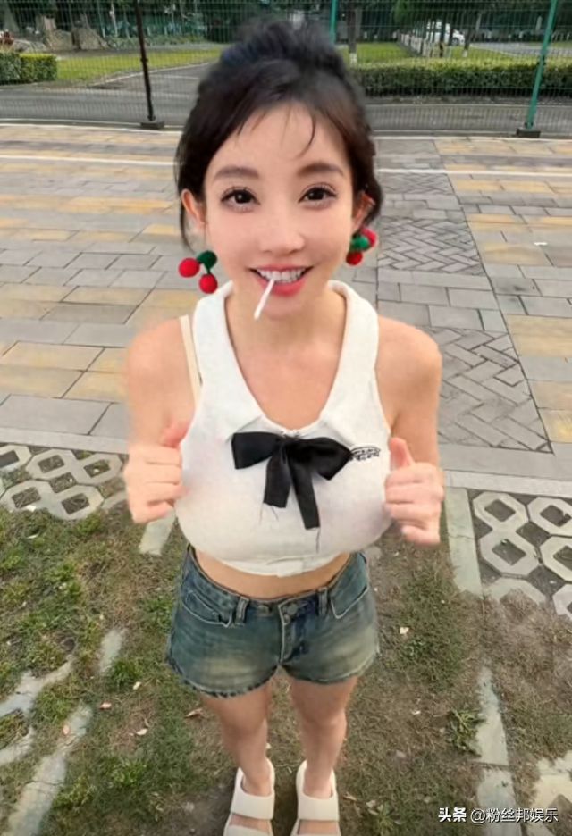 【6upoker】冯提莫换装牛仔裤，跳摩托舞被拍路人视角，与直播间是两个版本