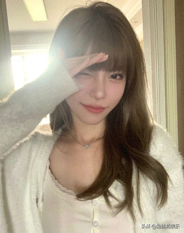 【6upoker】周淑怡扮装JK女高中生，评论区再遭沦陷，网友：你能Cos小鹿吗