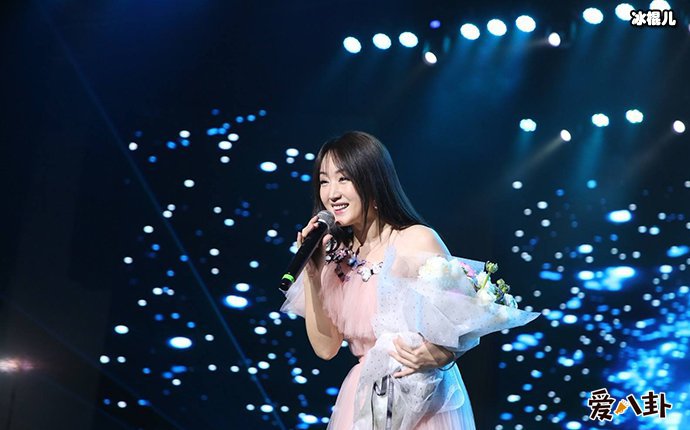 【6upoker】杨钰莹25年前旧照流出, 她是谁对比现在为何这么漂亮