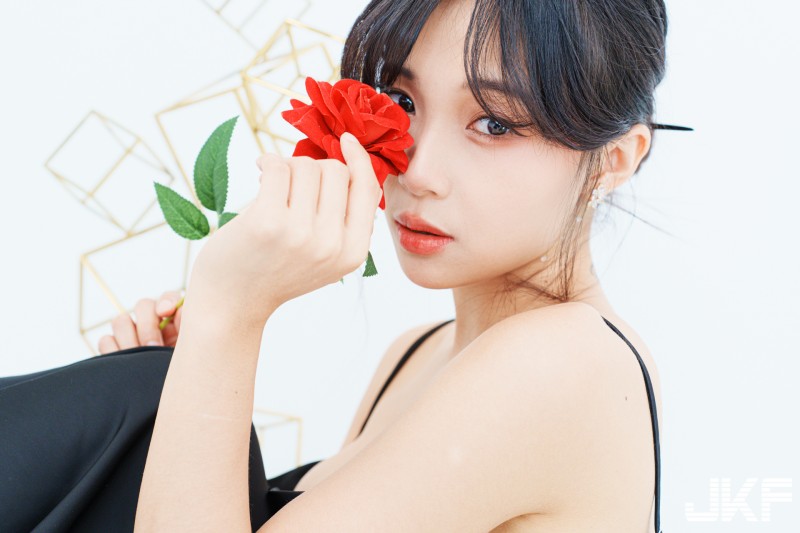 【6upoker】甜美正妹「安然」細肩帶低胸挑逗，「誘惑好曲線」超級顯眼！