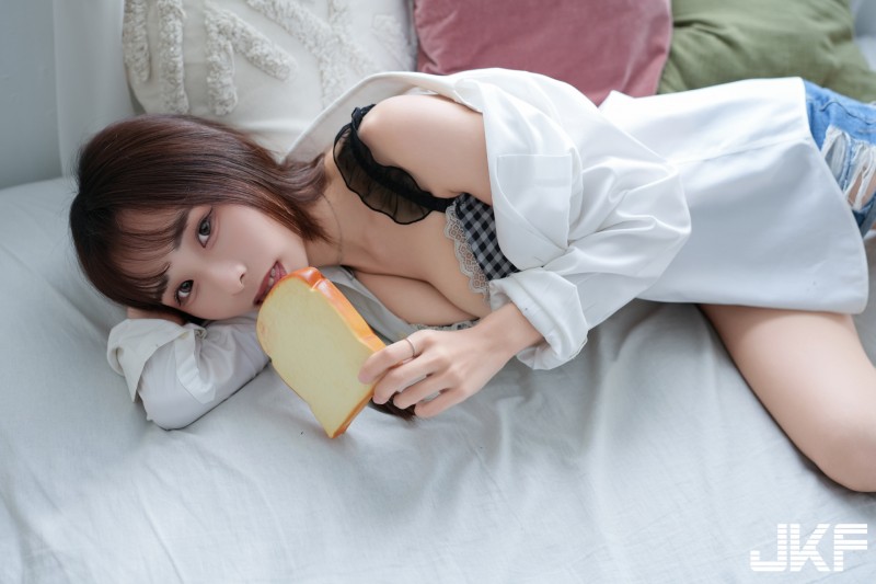 大眼甜心「TN」在家也超萌！苗條曲線卻有「豐滿雪乳」好傲人