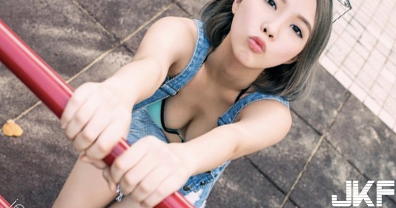 【6upoker】太正了！「地方的公園」驚見正妹「著內衣玩單槓」好胸猛！路人都不知道眼睛該擺哪啦～