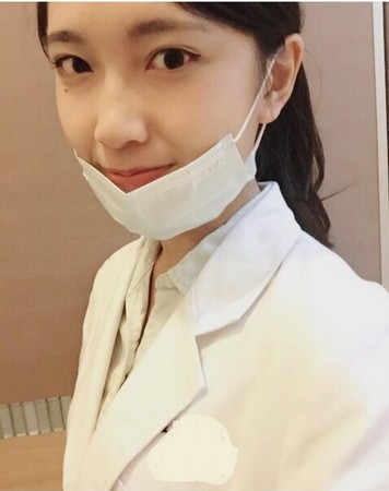 【6upoker】掛號櫃檯又爆炸了啦！一張照片讓你想受傷「甜美物理治療師」讓網友五十肩發作