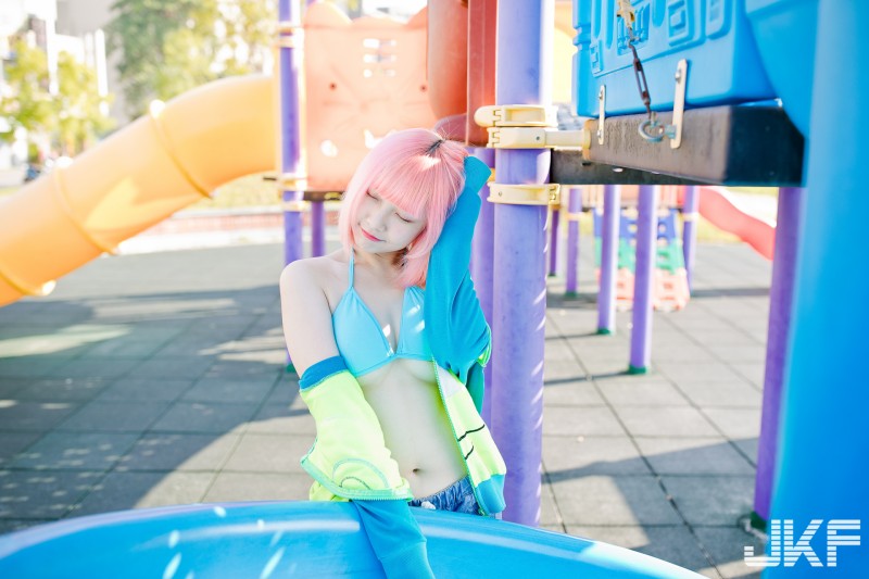 【6upoker】帶她出去玩！粉髮俏女友「咖咖」比基尼逛公園，大秀南半球好風光～