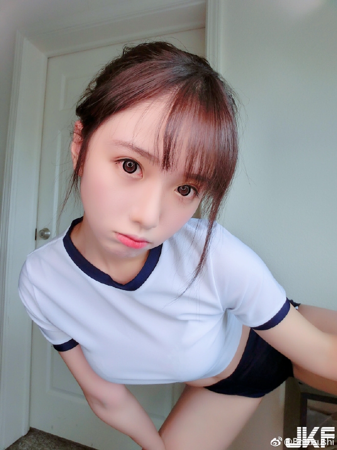 【6upoker】合身體操服也擠出了大歐派！白皙正妹「Borusushi 」衣服下隱藏了超渾圓胸型….