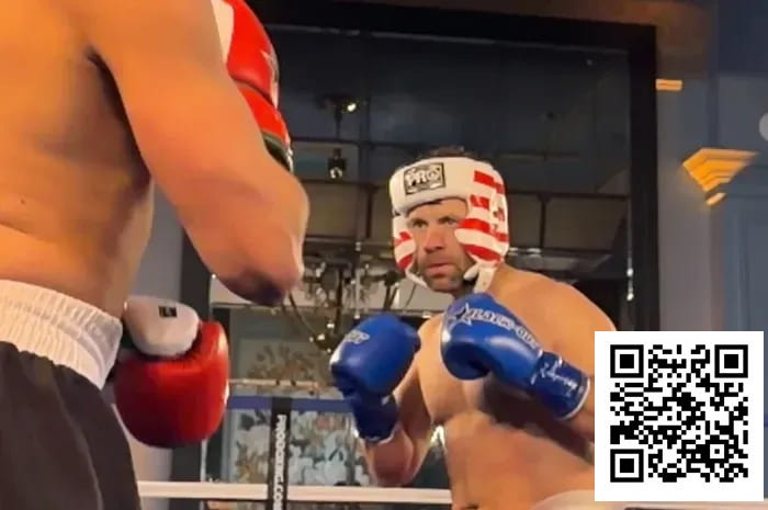 【EV扑克】”Jungleman”拳击赛第二回合遭偷袭，面部流血，比赛被叫停