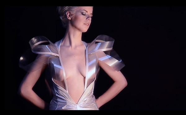 【6upoker】工口「透明衣」問世，妹子一激動裙子就會消失！