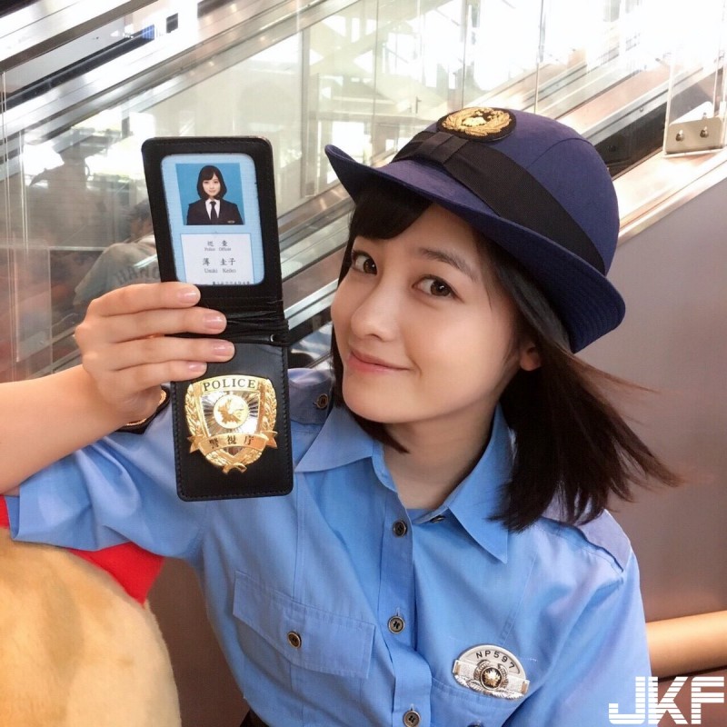 【6upoker】「千年一遇美少女」橋本環奈，穿上警察制服逆天童顏甜死人，「無死角」美顏讓人戀愛！