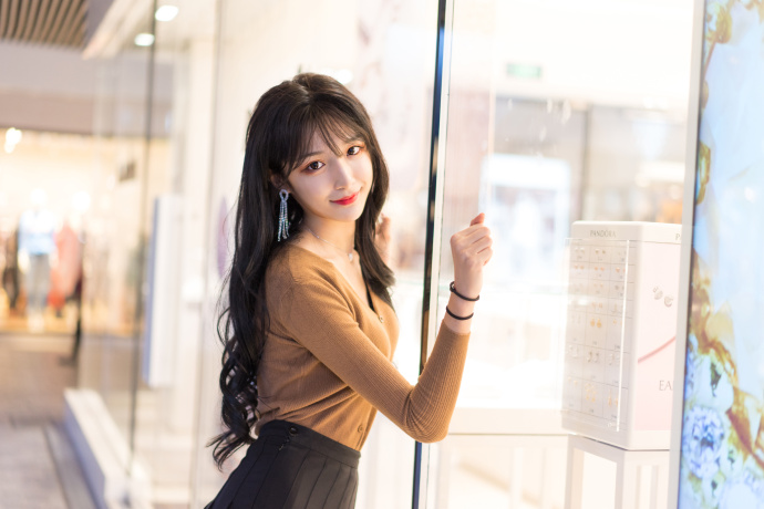 【6upoker】長腿妹大尺度「開腿熱舞」狂露該邊線　卸妝後真相卻讓人崩潰