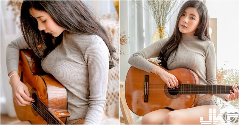 【6upoker】「清純大奶吉他妹」在家不穿褲！「白皙美腿」配奶夾吉他的畫面好誘人！