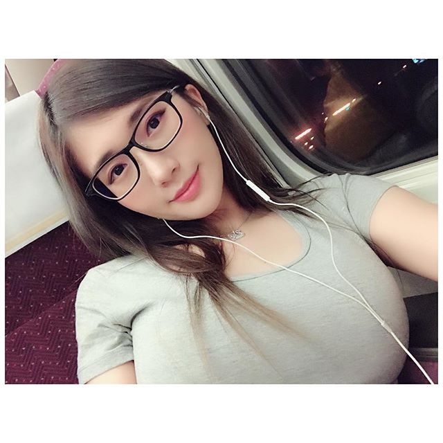 【6upoker】台灣處處是美景！火車上「巨乳正妹」自拍畫面好衝擊，乳量把鏡頭擠得好滿啊！