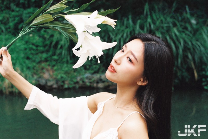 【6upoker】火辣的純白誘惑！正妹高材生「張芳瑜」野溪玩耍，「渾圓嫩乳」溢出好性感