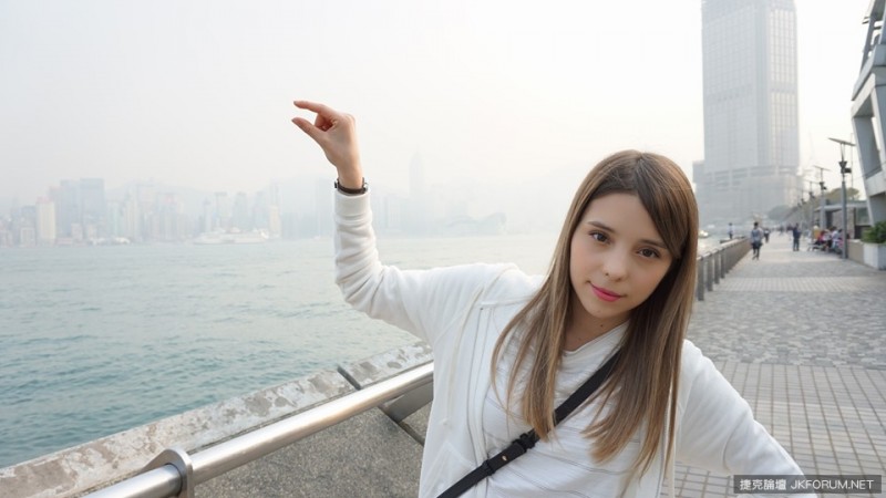 【6upoker】混血正妹求ps太陽在手裡　不能免俗的被惡搞啦！