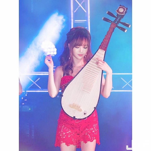 【6upoker】E罩杯琵琶手正妹「丘涵」，巨乳撐琵琶，畫面波濤洶湧，觀眾也不自覺跟著「乳動」！