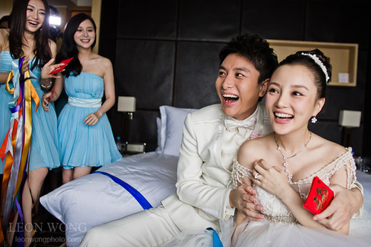 【6upoker】婚禮玩很大！妻子被多名男子扒光光，老公笑呵呵