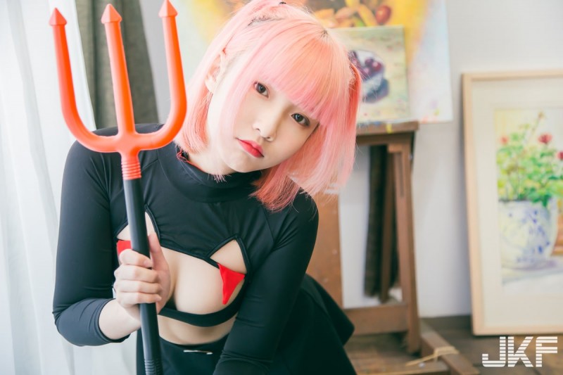 【6upoker】二次元少女「咖咖」挖空爆乳服辣到翻，超深事業線瞬間把你征服！