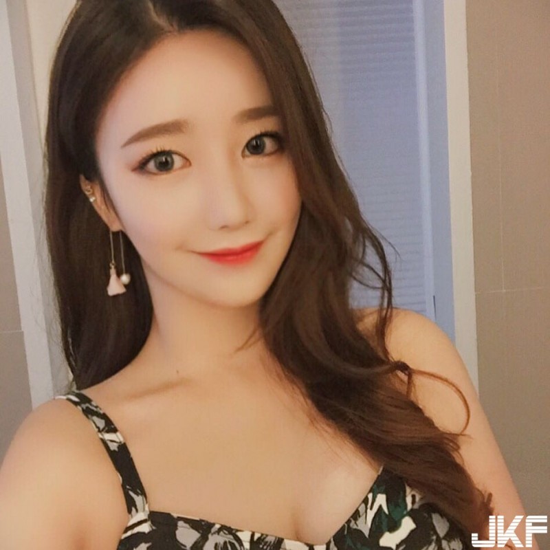 【6upoker】乳量滿滿！氣質出眾「Ｇ奶」老師，「緊身爆乳」太邪惡誰還能專心上課…