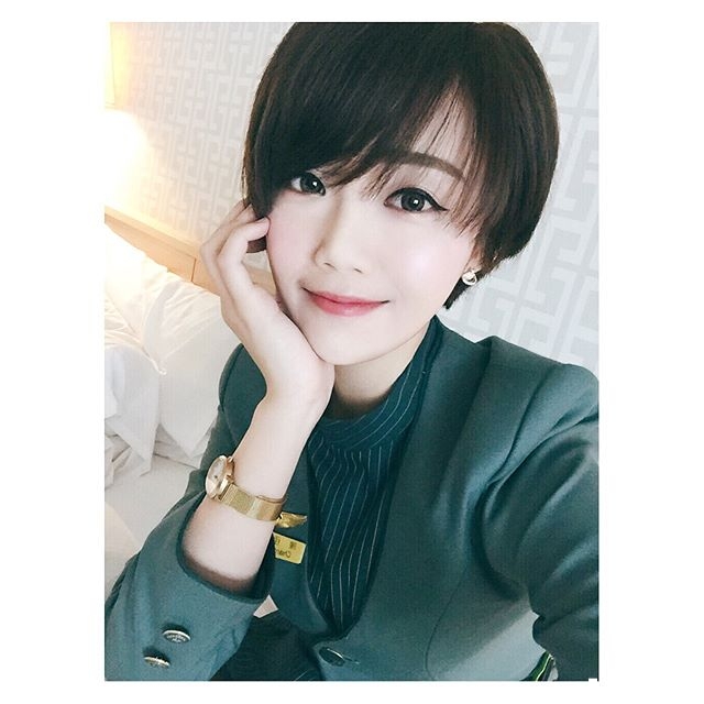 【6upoker】長榮空姐各個都是「隱乳系正妹」，甜美短髮搭配海邊比基尼嫩乳，乳照實在美到太犯規！