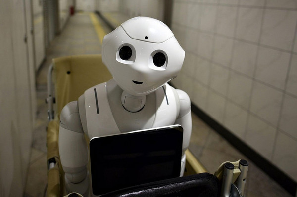 【6upoker】與初代Pepper機器人生活兩年，每天帶他出門看世界