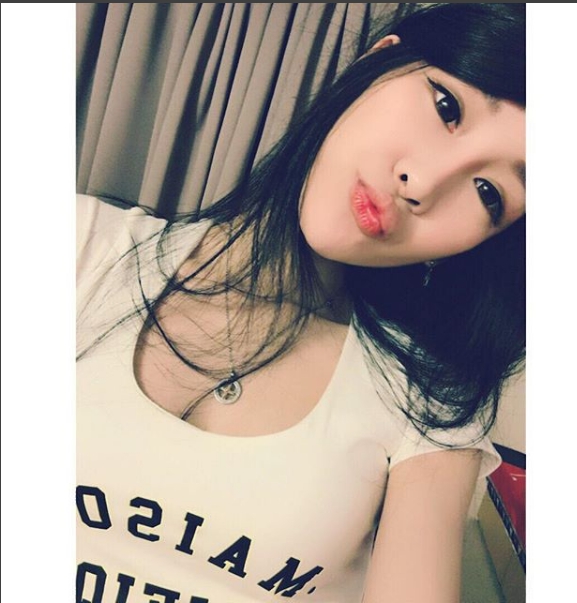【6upoker】細腰嫩乳妹「佳佳」，還有一雙會笑的眼睛，仔細一神，原來是一位「機場警察」啊！