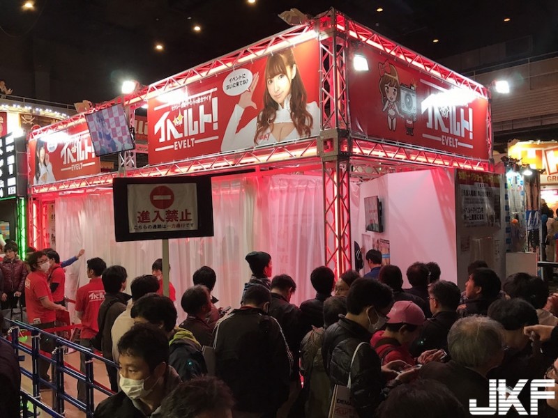 【6upoker】超聽話！日本AV成人展「原味內褲」衣服全脫了！她們自己把裙子給掀起來… 太狂了！