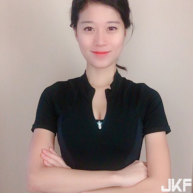 【6upoker】緊到不行！超緊身運動衣把妹子身材看得一清二楚，上半身「雄偉長輩」被擠得喘不過氣…