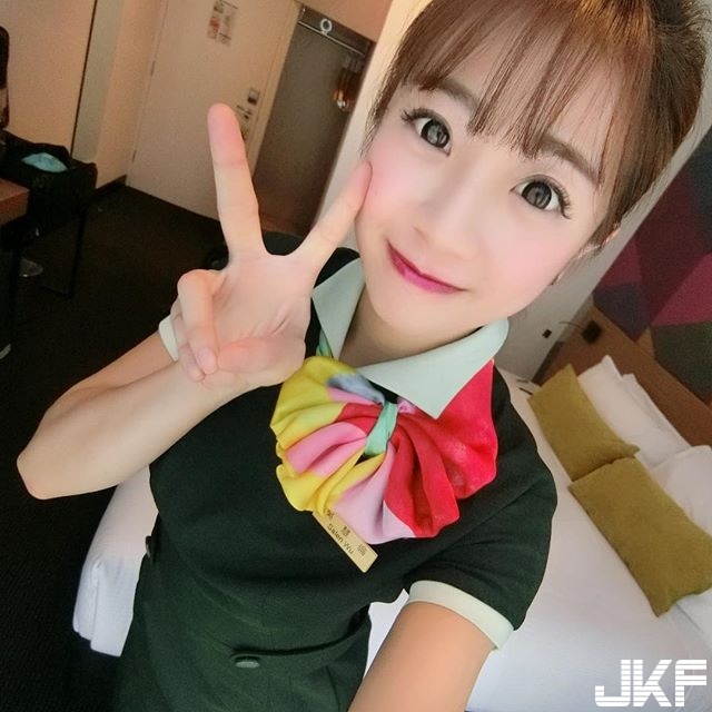 【6upoker】高顏值「長榮空姐」，脫下緊身制服換上比基尼，白皙皮膚、豐滿上圍讓機長想衝動….