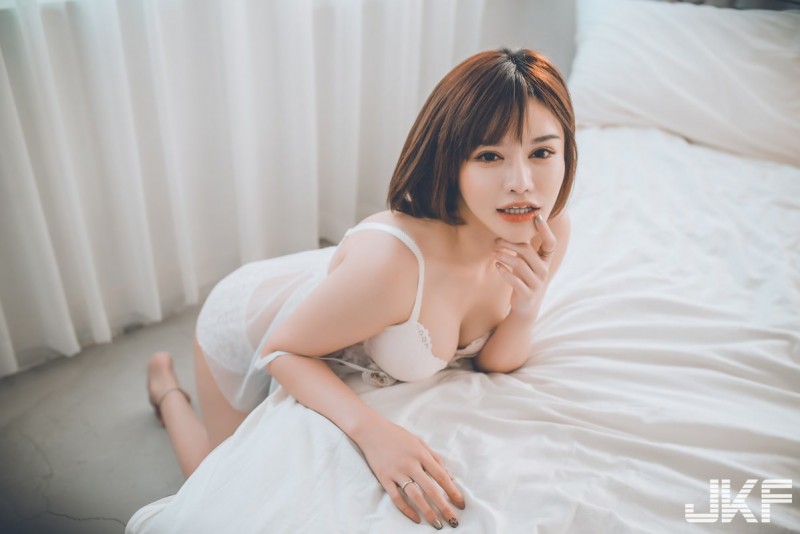 【6upoker】火辣女友艾咪的「居家爆乳福利」，床上「放送深溝」超撩人！