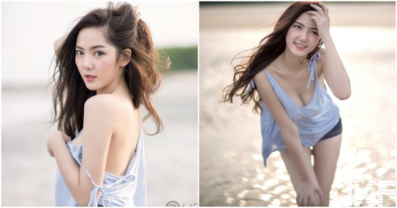 【6upoker】「甜美奶妹」海邊出沒！大露香肩「白嫩圓乳」被風吹出來！好想幫她把肩帶拉好啊！