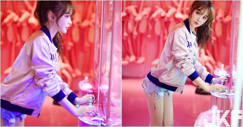 【6upoker】「甜美萌妹Cheryl」性感熱褲挑戰夾娃娃機，光是那張蘿莉臉就讓人想幫她包台啦～